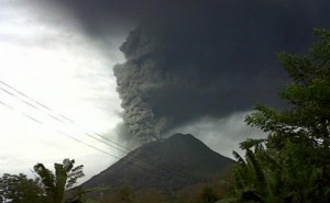 MELETUS LAGI - Gunung Sinabung kembali meletus dan mengeluarkan abunya, Senin (30/8/2010). 